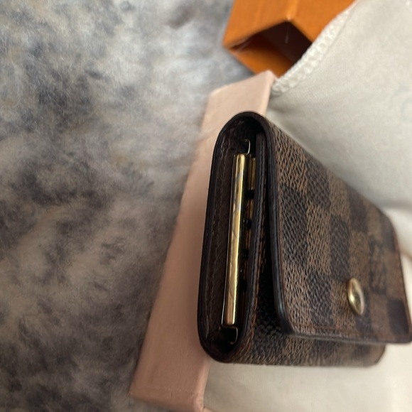 Louis Vuitton 4 key holder in Damier Ebene comes with dust bag and box. - Picture 6 of 8